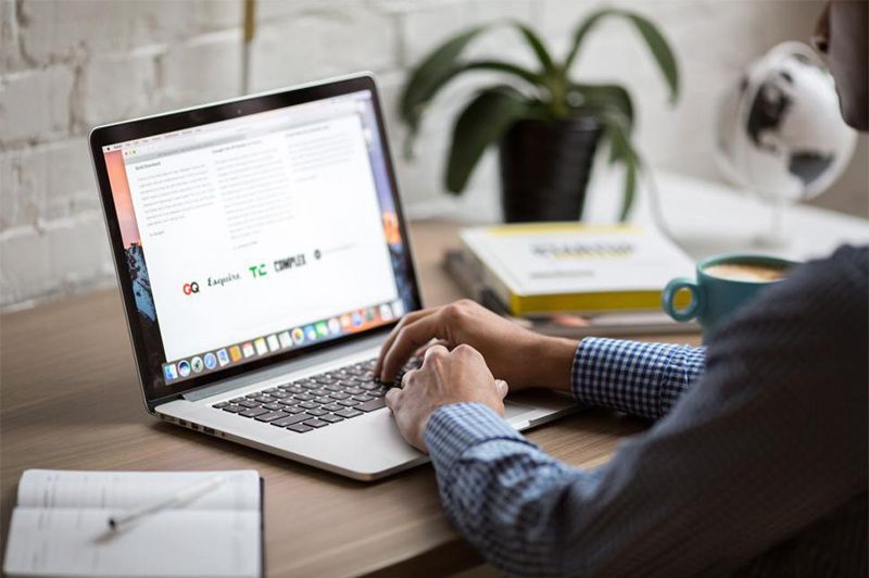 Người dùng sử dụng MacBook